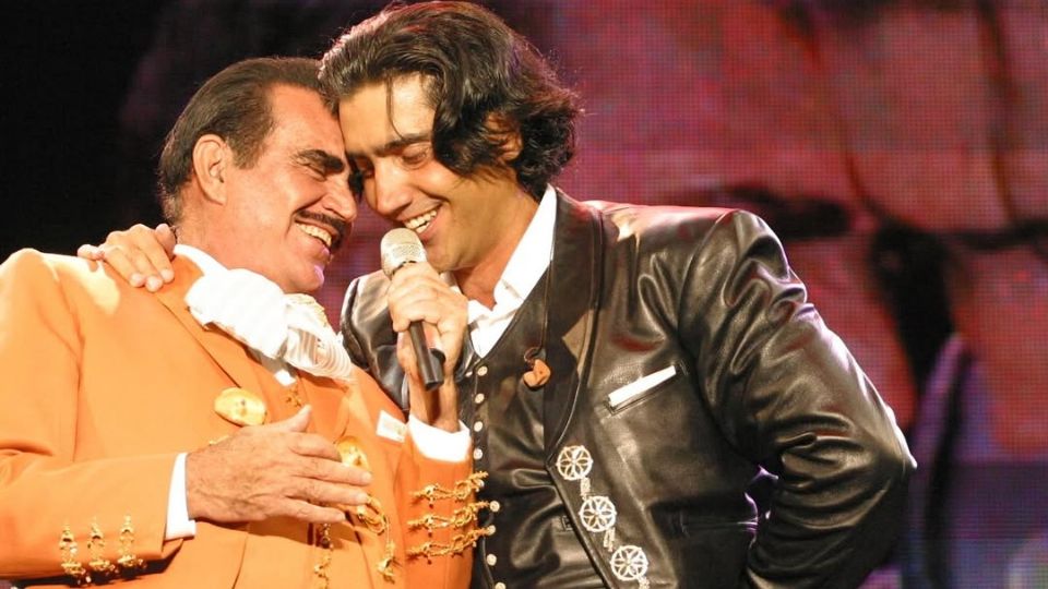 Vicente Fernández y Alejandro Fernández cantando juntos.