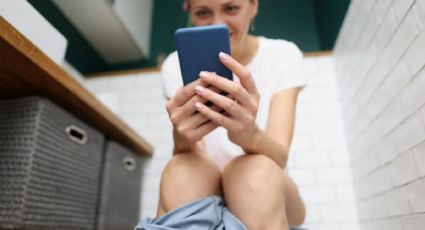 ¿Vas al baño con el teléfono? Esto es lo que le sucederá a tu cuerpo