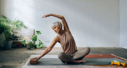 Estas son las 2 posturas de yoga que debes realizar a partir de los 50 años