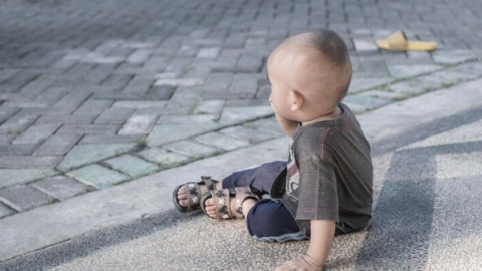 Las imágenes del bebé solo en la calle se volvieron virales en las redes sociales.