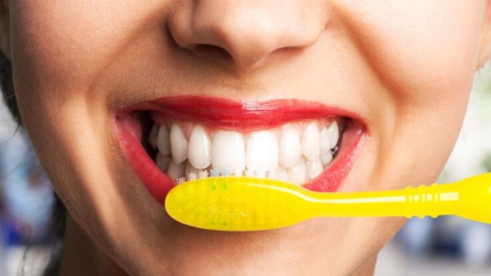 Logra que tus dientes parezcan de actor de cine con estos tips.