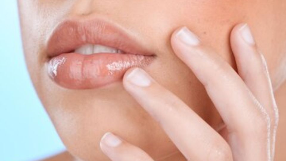 Con sólo aloe vera y aceite de almendras lograrás hidratar tus labios.