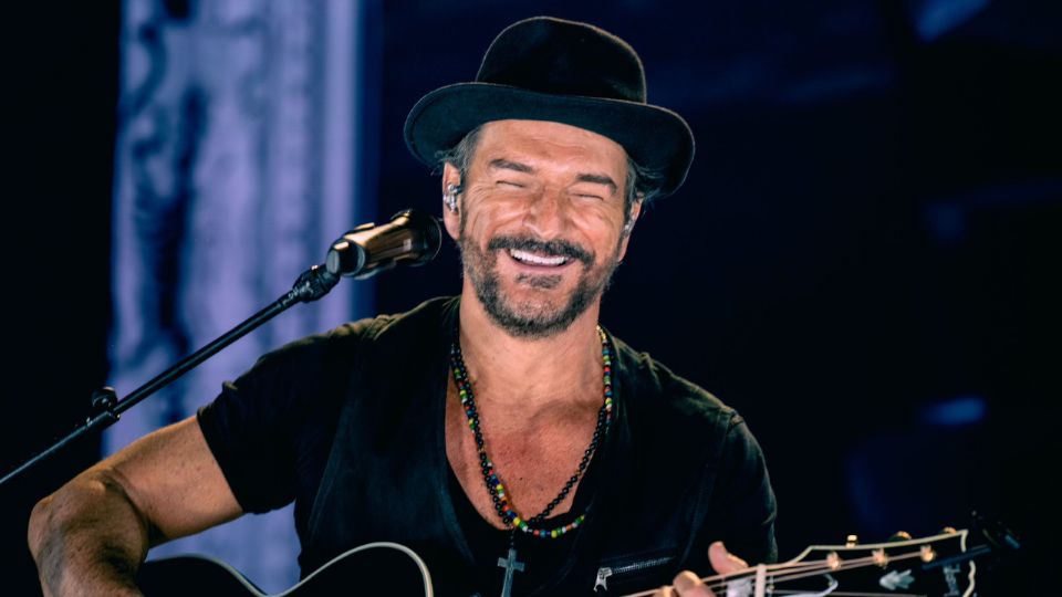 Ricardo Arjona decidió abandonar su sueño de jugar en la NBA y mudarse a México para seguir su carrera de cantante.