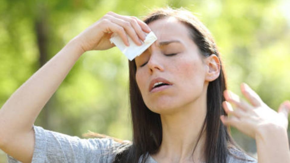 Cuida tu salud y evita exponerte al aire libre en las horas críticas.