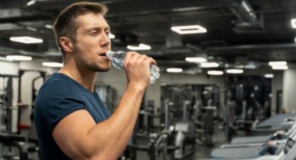 ¡Proteína 'perrona'! VIDEO del joven en el gym comiendo un sobre para perros mientras se ejercita