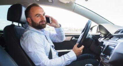 Le suspendieron la licencia de conducir, acudió a la audiencia por Zoom, pero estaba... ¡manejando!