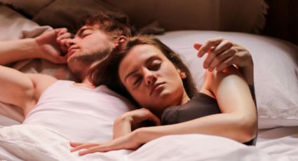 ¿De qué lado de la cama matrimonial debe dormir la mujer para tener una relación feliz?