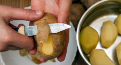 El truco desconocido para pelar papas en tiempo récord y sin cortarte los dedos