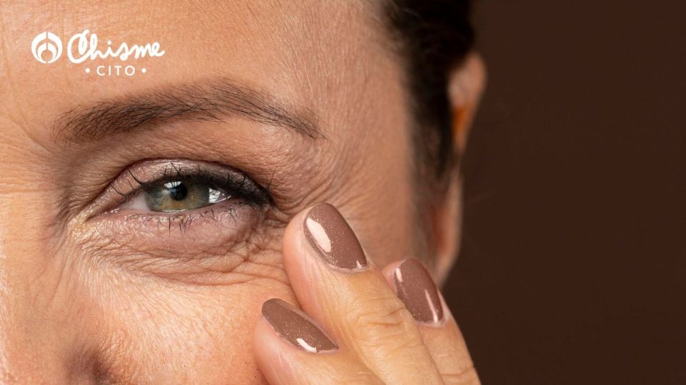 Puedes decirle adiós a las líneas que se hacen debajo de los ojos con un producto que tienes en casa.