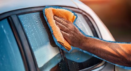 Trucazo efectivo para limpiar las ventanas de tu auto sin dejarle rayones ni marcas