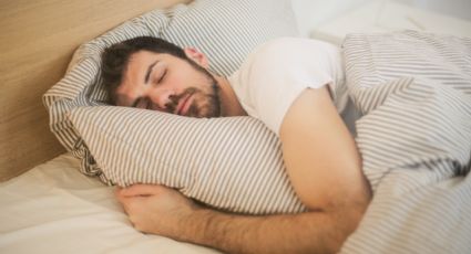 Este es el significado de dormir abrazado a una almohada, mascota o peluche, según la psicología