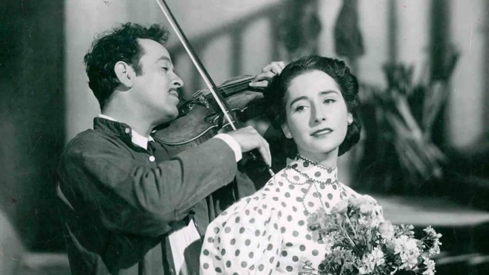 Pedro Infante y Beatriz Aguirre en un fotograma de la película 'Sobre las olas', de Ismael Rodríguez.