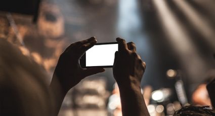 Famoso cantante explota en concierto y le arrebata su celular a fan: VIDEO