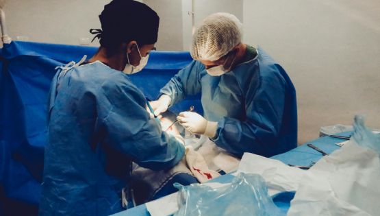 Muere influencer que se fue de fiesta con su cirujano y luego se hizo la liposucción: los detalles