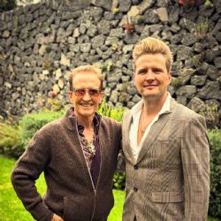 La FOTO de la infancia de Alexander Acha con Emmanuel que muestra cómo lucía a los cinco años