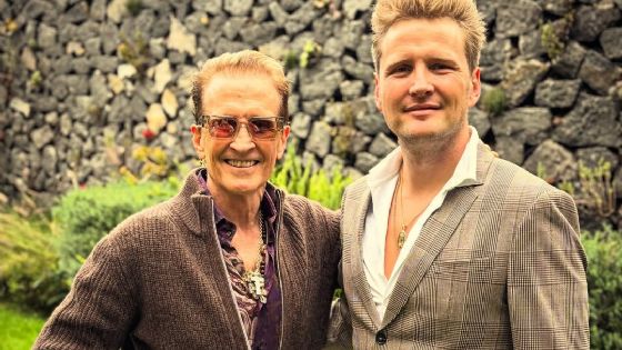 La FOTO de la infancia de Alexander Acha con Emmanuel que muestra cómo lucía a los cinco años