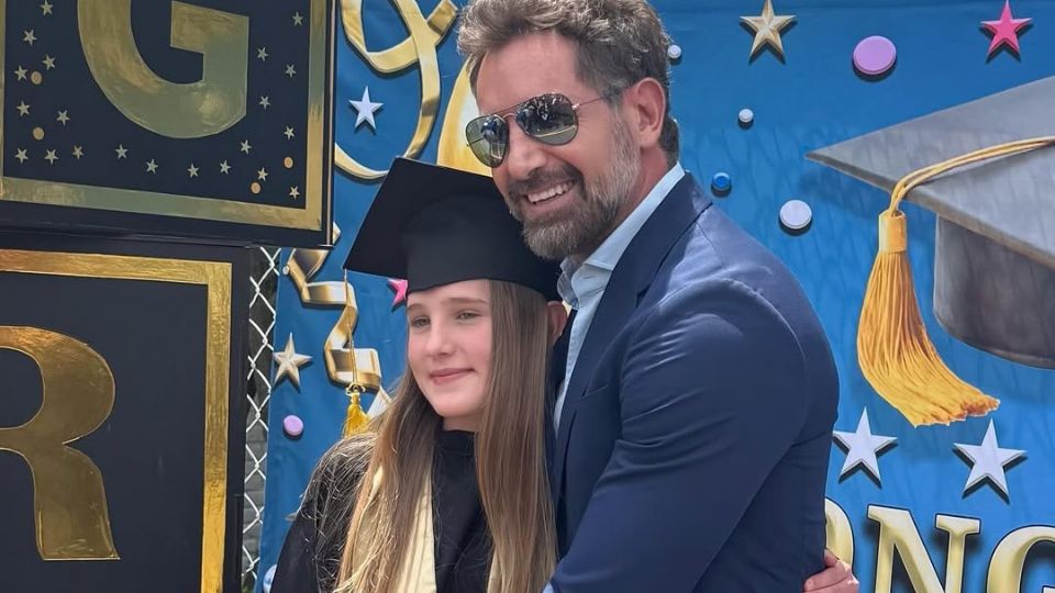 Gabriel Soto se mostró feliz por la graduación de su hija menor.