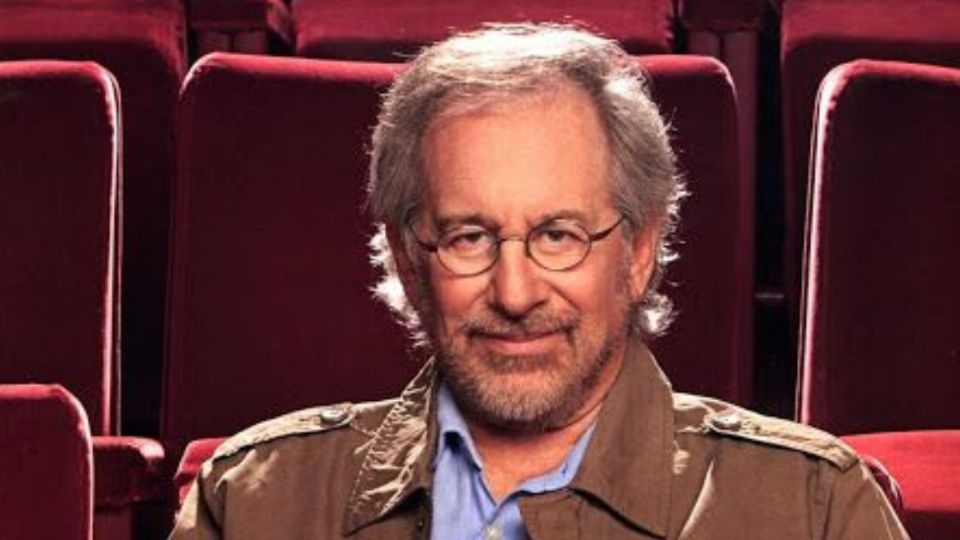 El director antes de comenzar algo nuevo debe ver una película.