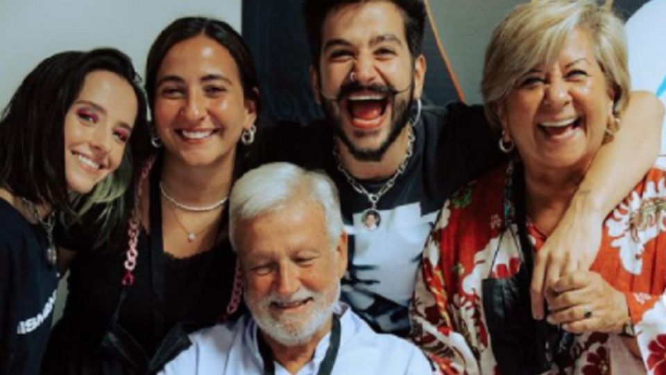 Camilo, junto a sus padres, su hermana y su esposa