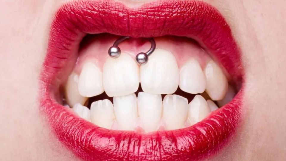 Este piercing es conocido también como el piercing del labio superior.