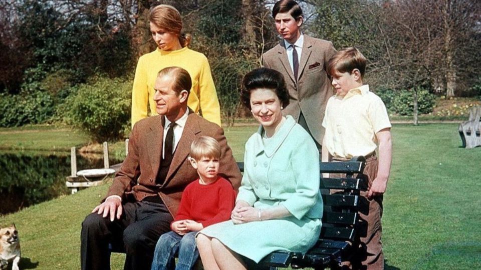 La reina Isabel II, Felipe de Edimburgo, y sus hijos.