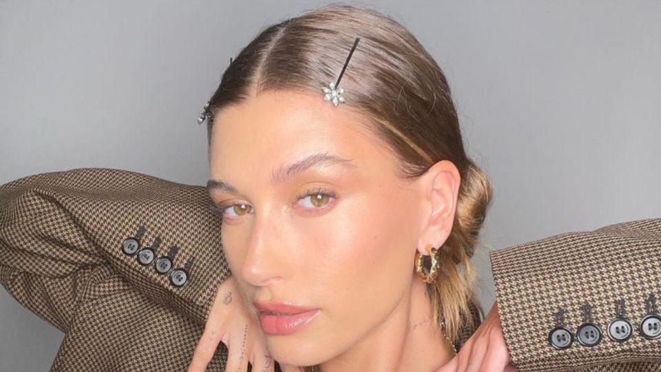 Hailey Bieber a veces se ata el cabello con horquillas o pinzas grandes.