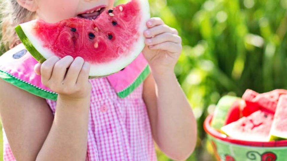 Los atragantamientos en niños comiendo son un problema para la salud.