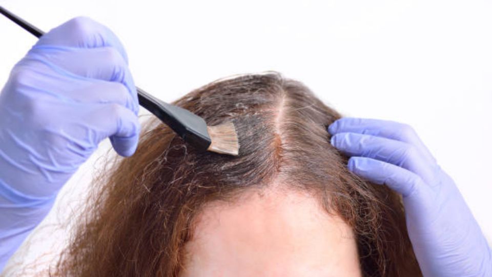 Las canas se deben pintar en el cabello con un tinte casero porque no contiene químicos.