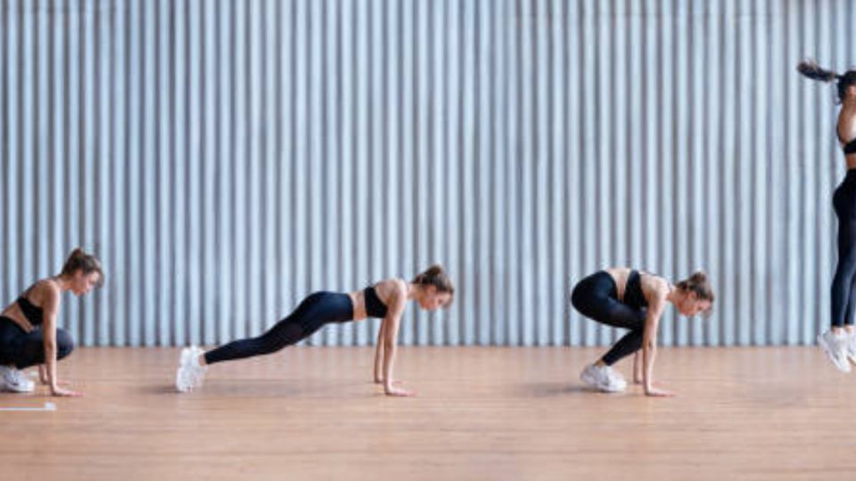 Los burpees son uno de los ejercicios más completos y que emplean fuerza corporal.