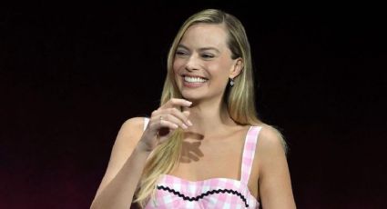 El look rosado con el que Margot Robbie sigue siendo Barbie detrás de cámara