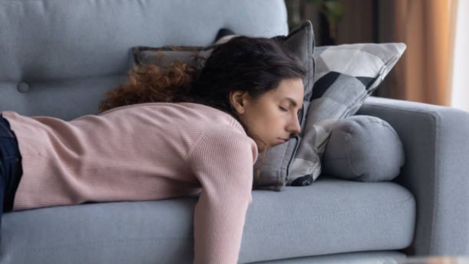 Las personas que al no dormir de noche por causa del insomnio quieren recompensar las horas de sueño con una siesta.