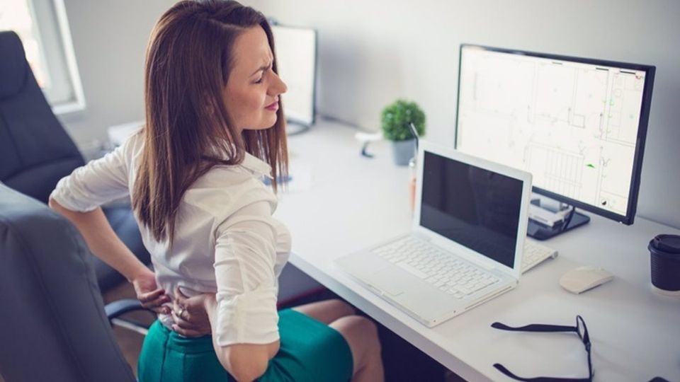 El dolor de espalda es frecuente tras algunas horas frente a la computadora.