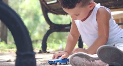 3 cosas que debes hacer si le quitan los juguetes a tu hijo en el parque