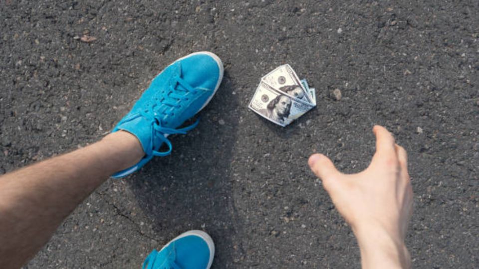 Encontrar dinero en la calle puede ser sinónimo de prosperidad, según la cultura Oriental.