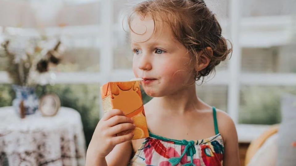 Muchos niños consumen más jugo del que deberían.