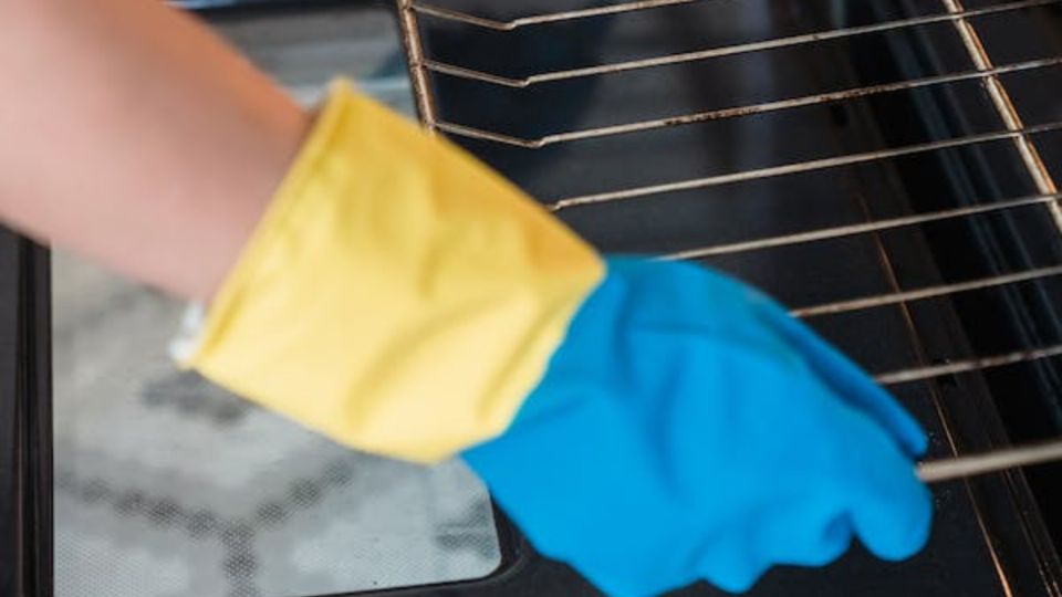 La limpieza del horno es indispensable para eliminar la suciedad del hogar.