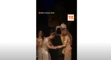 Mujer pierde concurso de belleza y su pareja rompe la corona de la ganadora (VIDEO)