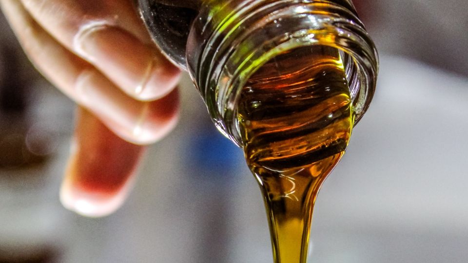 Descubre los mejores aceites para restaurar tu cabello seco y dañado.