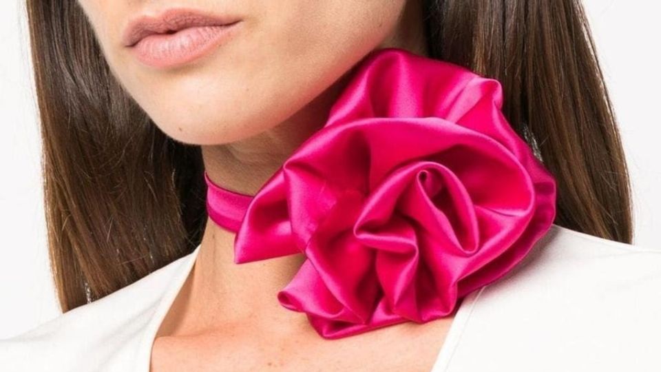 Todo lo que debes saber sobre cómo usar el Choker con flor XL