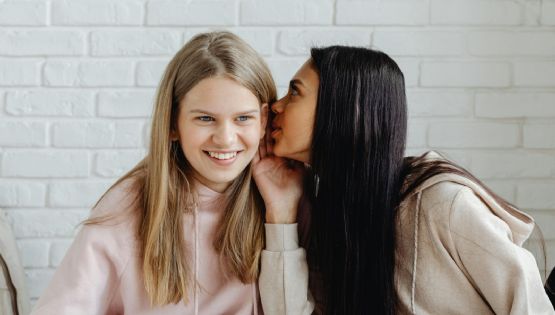 ¿Adiós, chisme? Científicos afirman que ser chismoso te hará más 'viejo'