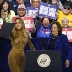 Maná y JLO impulsan la campaña de Kamala Harris y llaman al voto latino en Las Vegas