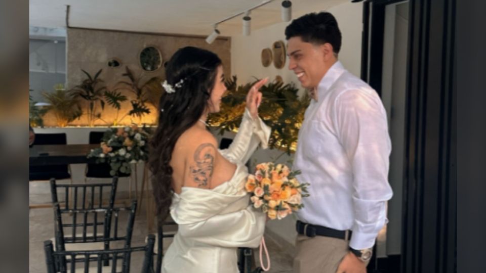 Esta es la primera foto de la boda de Karely y su ahora esposo.