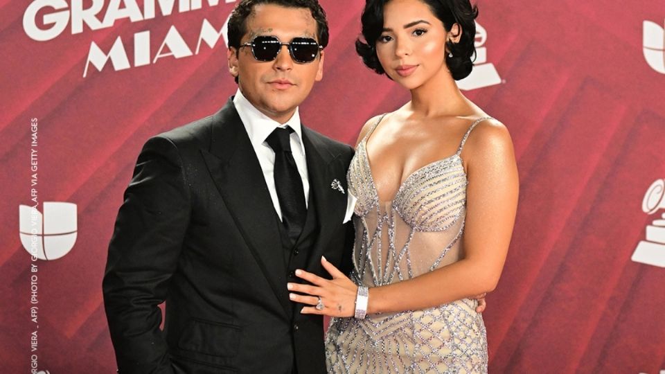 Christian Nodal y Ángela Aguilar posando en los Latin Grammy.