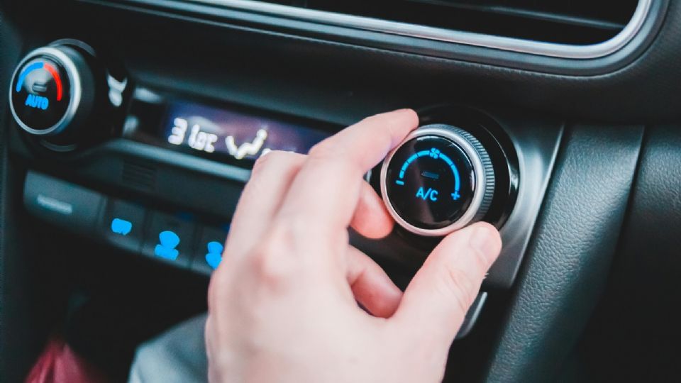 Te contamos qué gasta más y menos gasolina: el aire acondicionado o bajar la ventana.