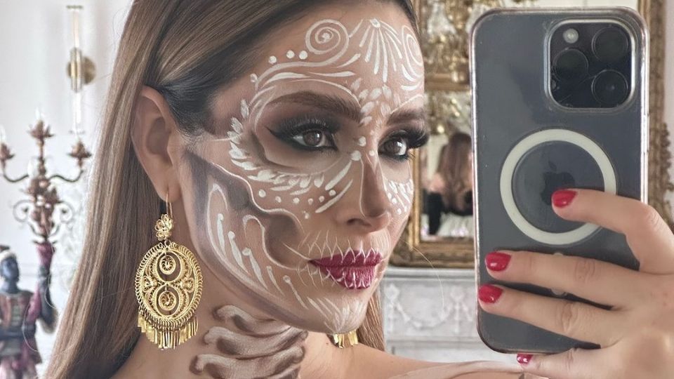 Cynthia Rodríguez se dejó ver con un impecable maquillaje de catrina este Día de Muertos.