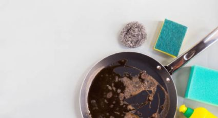 Solo con 2 ingredientes, quita todas las manchas negras de tu sartén en 10 minutos