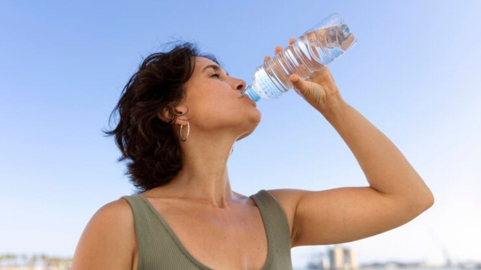 Beber agua es fundamental para el cuerpo.