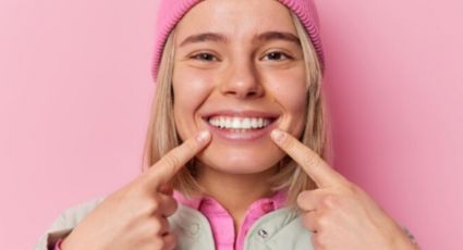 ¿Por qué debes evitar blanquear tus dientes con carbón activado, según dentistas?