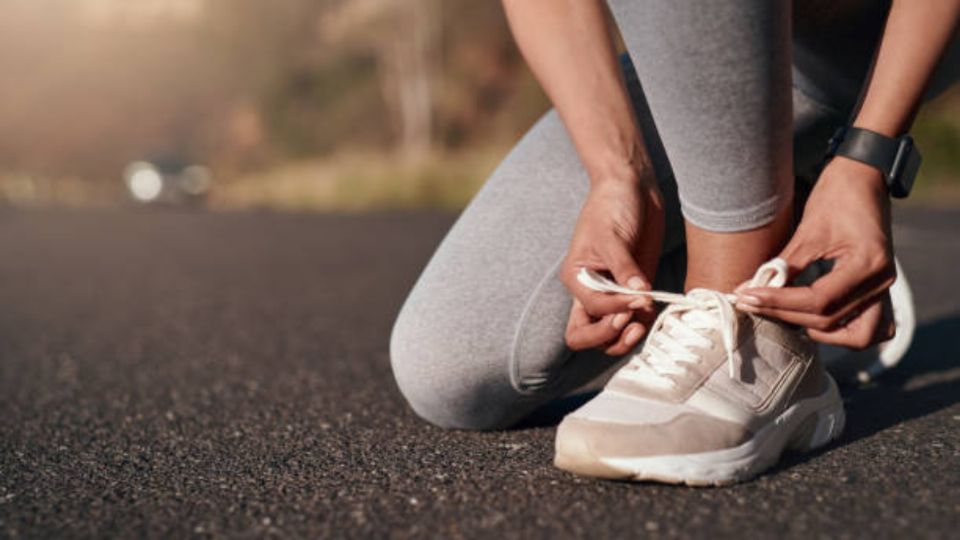 Los tenis incorrectos afectan a los pies y espalda.