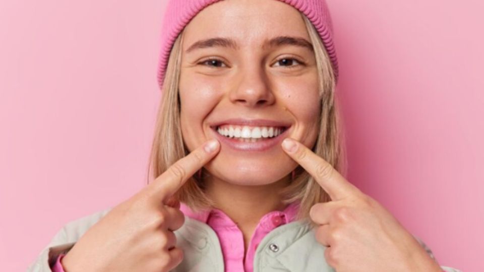 Una sonrisa brillante y blanca es un símbolo de confianza y salud, por eso debes cuidar tus dientes de manera adecuada.